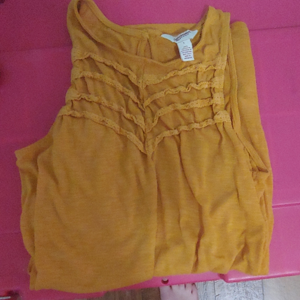 This yellow t shirt